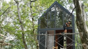 The "Loft Mirror" prefabricated home is built in the forest. The perfect Airbnb get away.